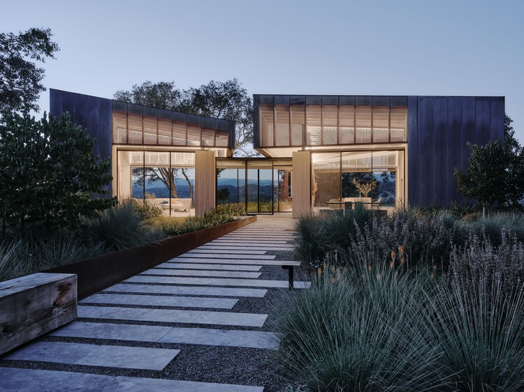 Madrone Ridge / Field Architecture - Экстерьерная фотография, фасад, сад