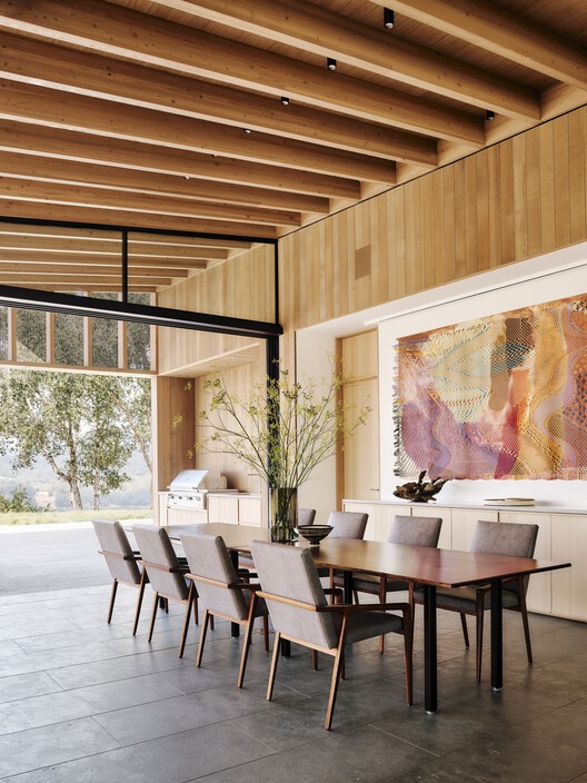 Madrone Ridge / Field Architecture — Фотография интерьера, Столовая, Стол, Стул, Дерево, Балка