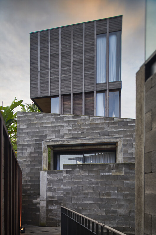 Jae Jiwa Jae Kasinda Bungalows / RDMA - Фотография Экстерьера, Окна, Кирпич, Фасад