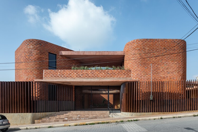 Детский сад Нуэва Креасьон / Taller de Arquitectura Miguel Montor - Фотография Экстерьера, Кирпич, Фасад