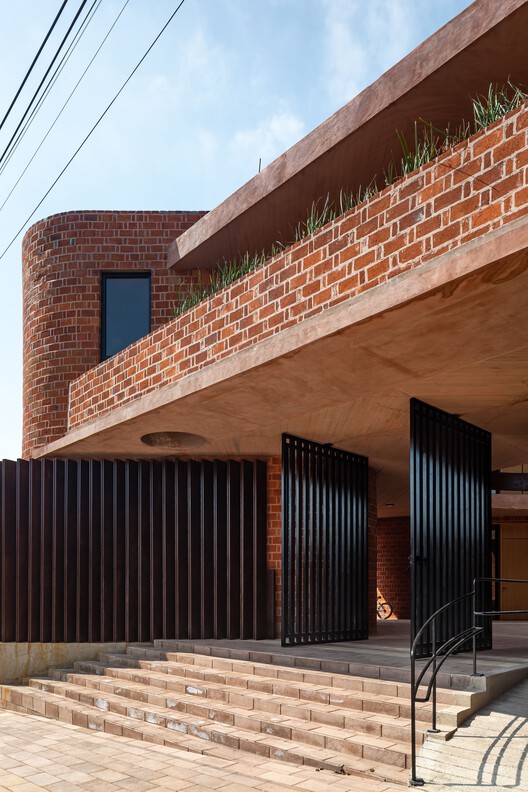 Детский сад Нуэва Креасьон / Taller de Arquitectura Miguel Montor - Фотография Экстерьера, Кирпич, Фасад