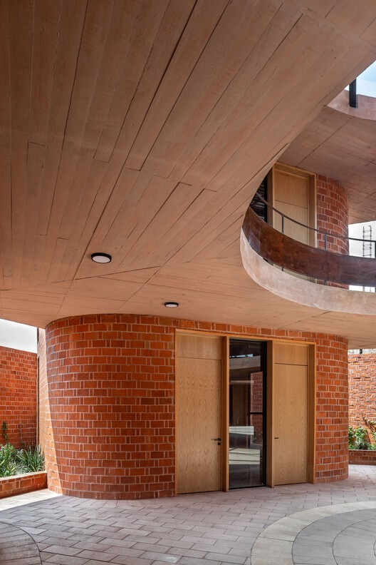 Детский сад Нуэва Креасьон / Taller de Arquitectura Miguel Montor - Фотография интерьера, Окна, Фасад, Кирпич, Балка
