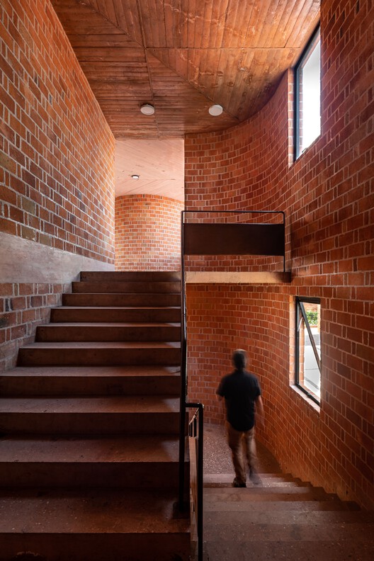 Детский сад Nueva Creación / Taller de Arquitectura Miguel Montor - Фотография интерьера, лестница, кирпич, перила