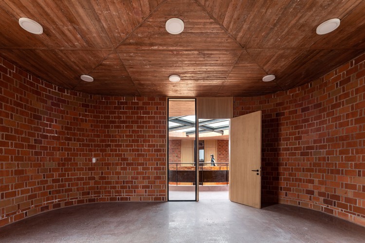 Детский сад Нуэва Креасьон / Taller de Arquitectura Miguel Montor - Фотография интерьера, кирпич, балка