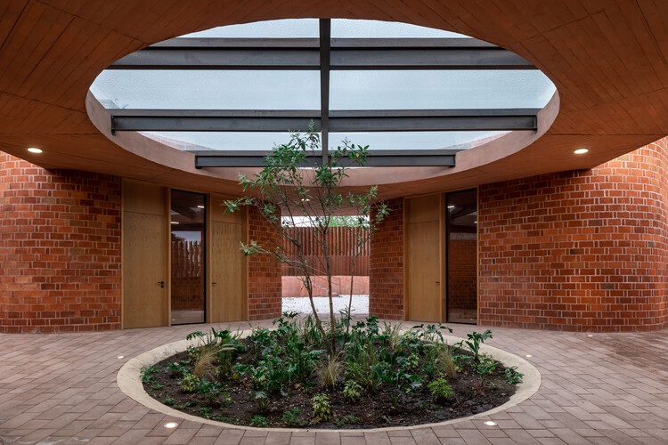 Детский сад Nueva Creación / Taller de Arquitectura Miguel Montor - Фотография интерьера, фасад, окна, колонна, балка