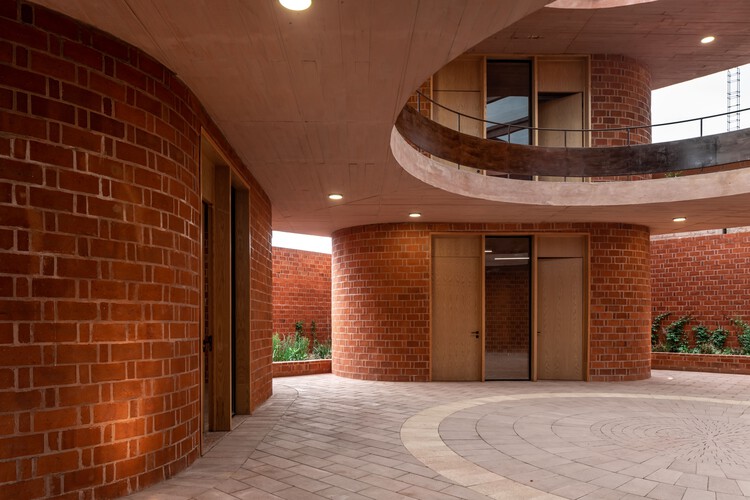 Детский сад Nueva Creación / Taller de Arquitectura Miguel Montor - Фотография интерьера, кирпич, окна, фасад