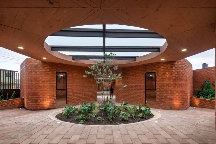 Детский сад Nueva Creación / Taller de Arquitectura Miguel Montor - Фотография интерьера, фасад, окна, колонна, двор