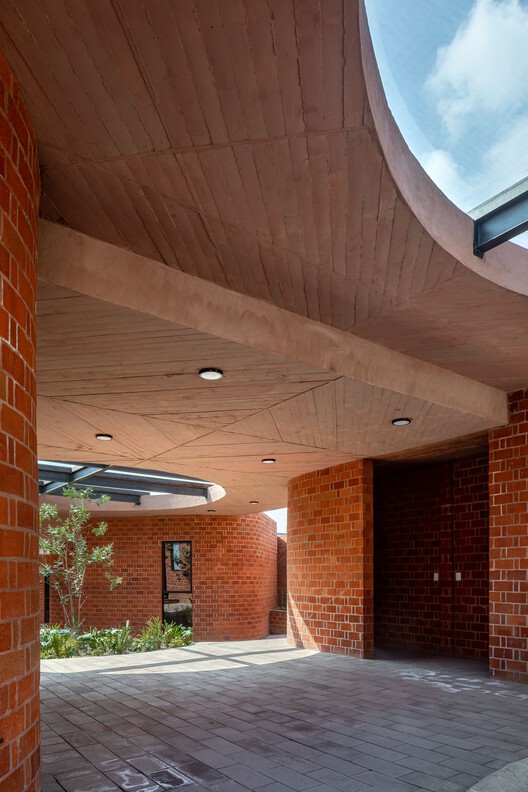 Детский сад Nueva Creación / Taller de Arquitectura Miguel Montor - Фотография интерьера, освещение, кирпич, фасад