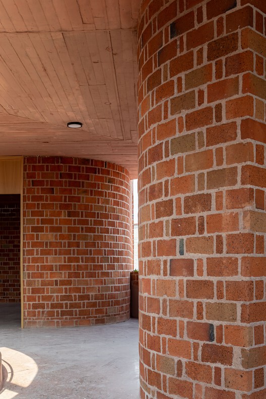 Детский сад Nueva Creación / Taller de Arquitectura Miguel Montor — Фотография интерьера, кирпич, арка