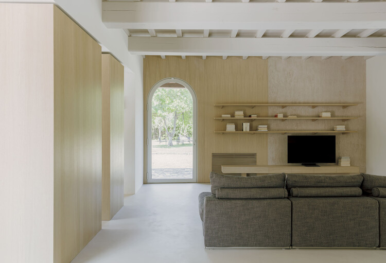 F&V House / Archiplanstudio — Фотография интерьера, гостиная, окна, балка