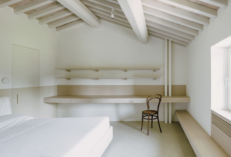 F&V House / Archiplanstudio - Фотография интерьера, окна, кровать, спальня, балка