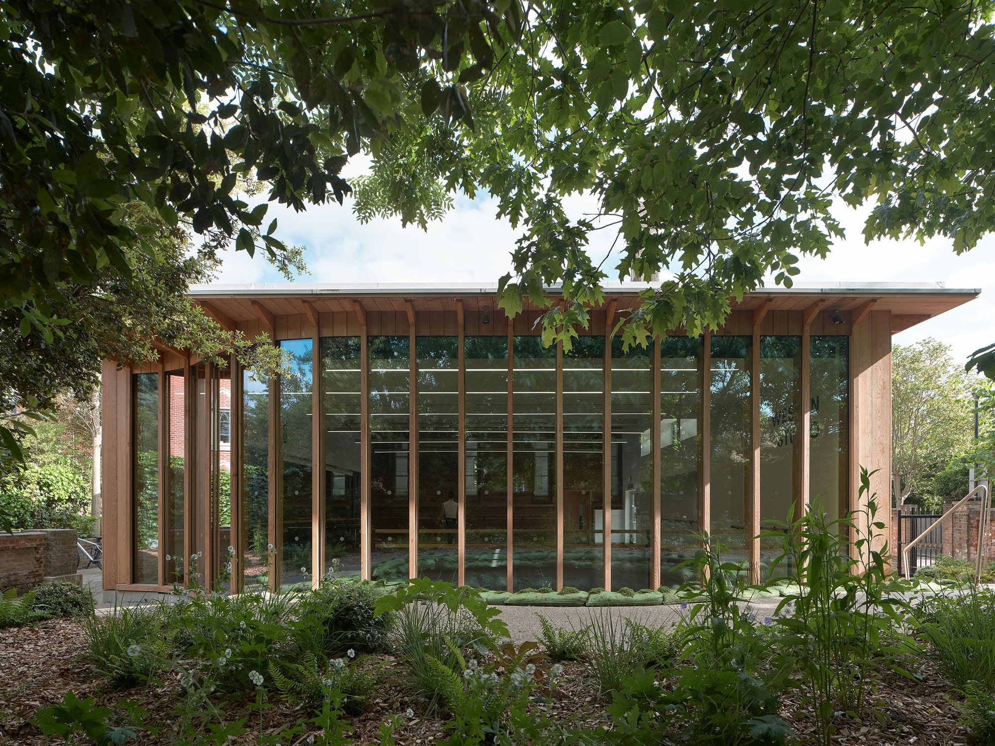 Школа музыки и современного танца Рамбер / MICA Architects