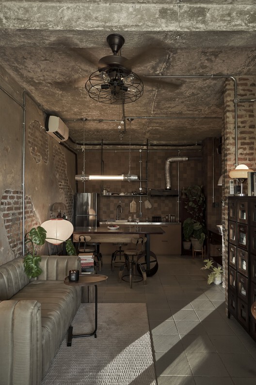 Le Condé House / Limdim House Studio - Фотография интерьера, стол, освещение, балка, стул