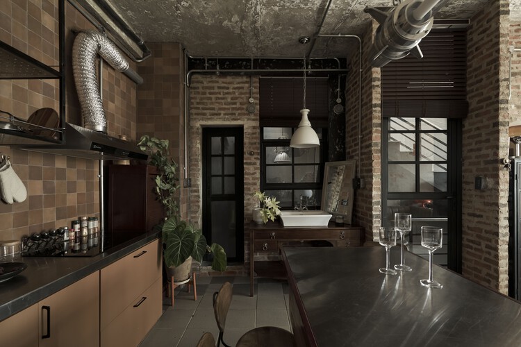 Le Condé House / Limdim House Studio - Фотография интерьера, кухня, стул, стол, столешница, балка