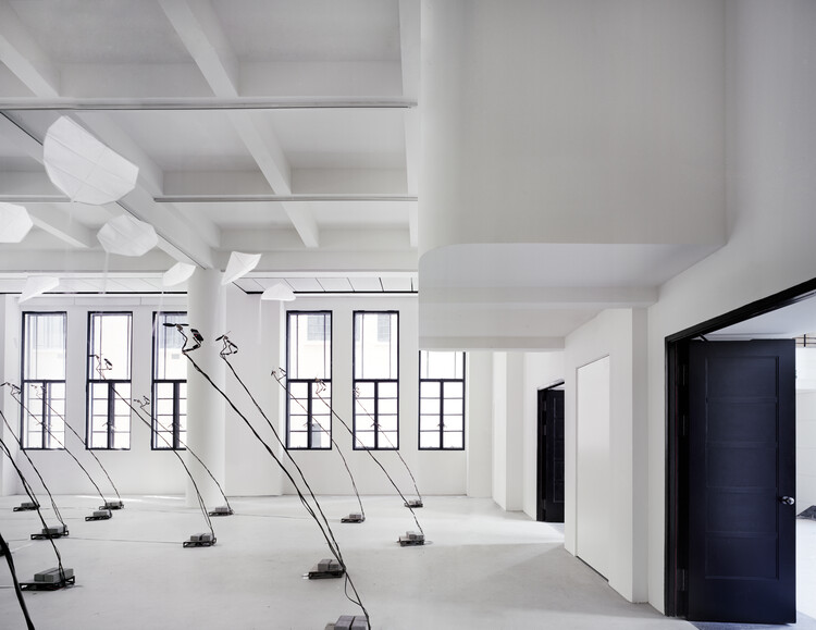Реконструкция здания ROCKBUND / David Chipperfield Architects — фотография интерьера, окна, перила