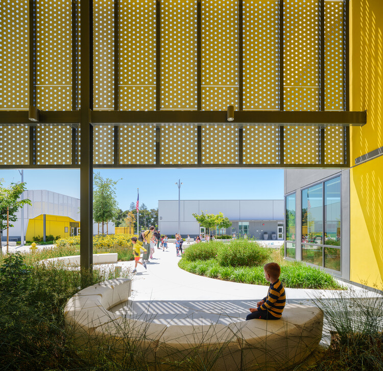   Agnews K12 Campus / LPA Design Studios - Экстерьерная фотография, окна, освещение, фасад, двор