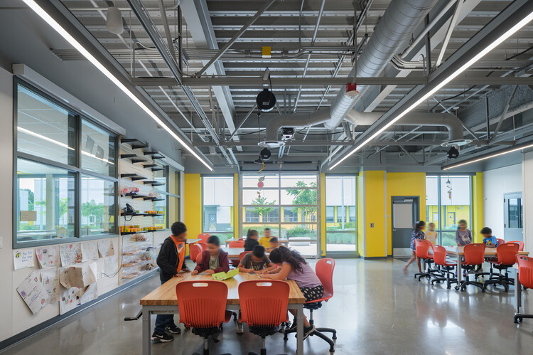   Agnews K12 Campus / LPA Design Studios — Фотография интерьера, стол, стул, окна
