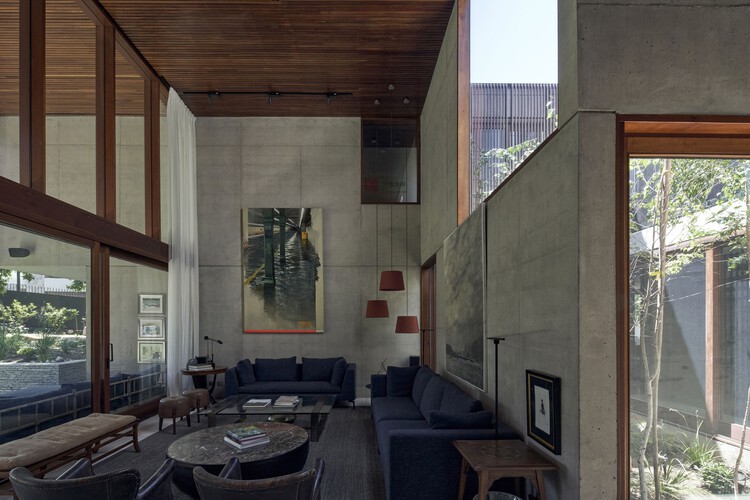 Дом Эль Ринкон / Juan Carlos Sabbagh Arquitectos - Фотография интерьера, Гостиная, Стол, Окна, Дерево, Фасад, Стул, Балка
