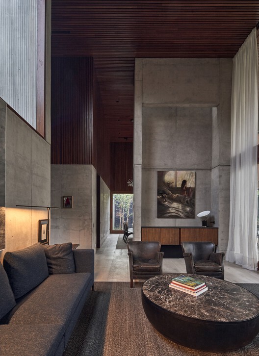 Дом Эль Ринкон / Juan Carlos Sabbagh Arquitectos - Фотография интерьера, гостиная, стол, балка