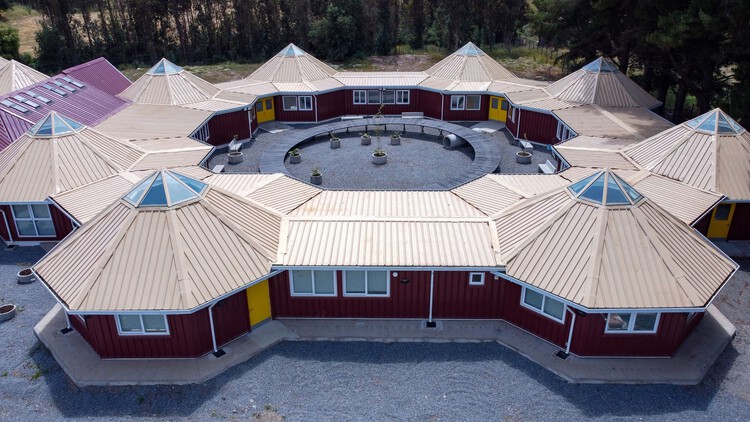 Школа La Piedra / Correa 3 Arquitectos - Фотография экстерьера, окна
