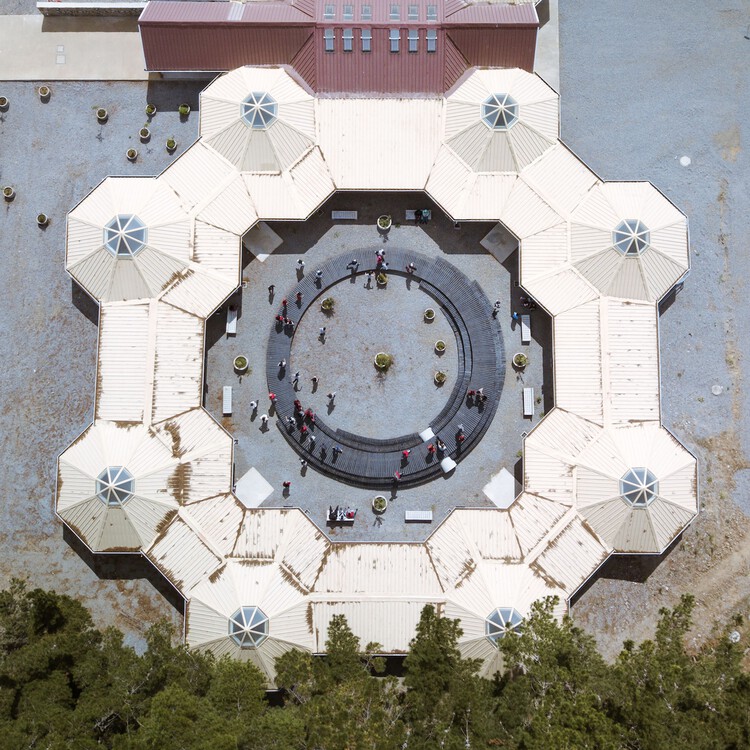 Школа La Piedra / Correa 3 Arquitectos – Фотография экстерьера