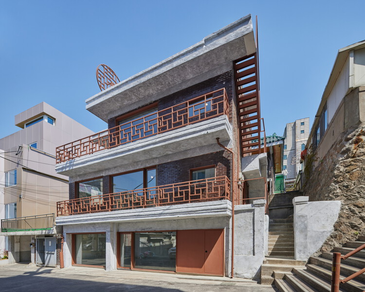 Многофункциональное здание с тупиком / LJL Architects — фотография экстерьера, фасад, окна