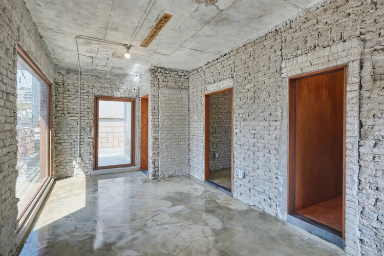 Многофункциональное здание с тупиком / LJL Architects — фотография интерьера, окна, балка, кирпич