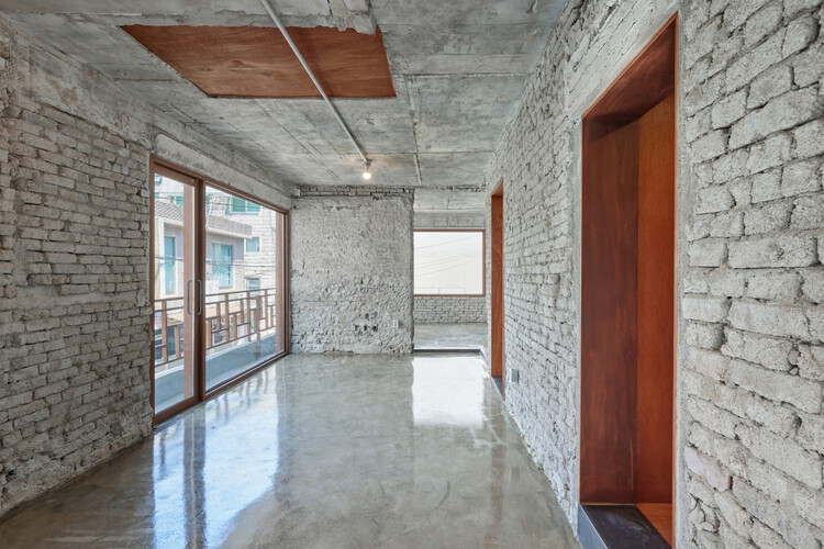 Многофункциональное здание с тупиком / LJL Architects — фотография интерьера, кирпич