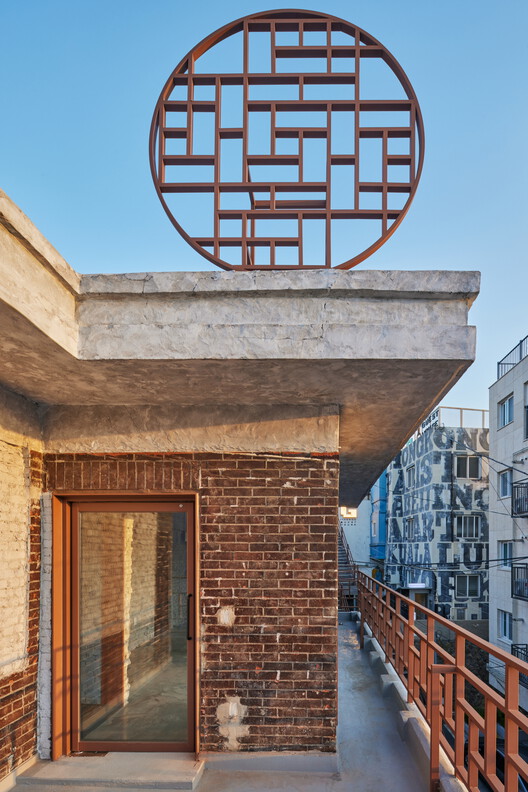 Многофункциональное здание с тупиком / LJL Architects — фотография экстерьера, кирпич, фасад