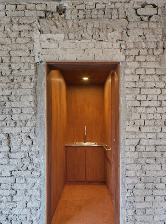 Многофункциональное здание с тупиком / LJL Architects — фотография интерьера, кирпич