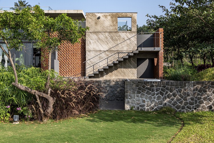Дом выходного дня в Маале / Studio Roots - фотография экстерьера, кирпич, фасад, окна, сад