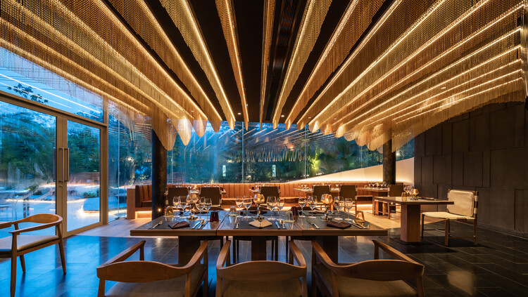 MYS Khaoyai Hotel / Urban Praxis - Фотография интерьера, Столовая, Стол, Стул