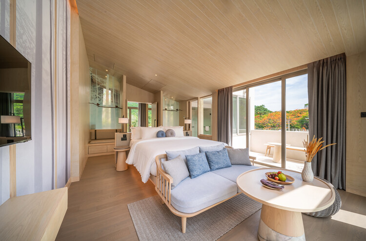 MYS Khaoyai Hotel / Urban Praxis — Фотография интерьера, гостиная, стол, стул, спальня