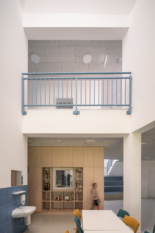 Начальная школа Сентпетерфа / Can Architects - Фотография интерьера, стол, окна, лестница