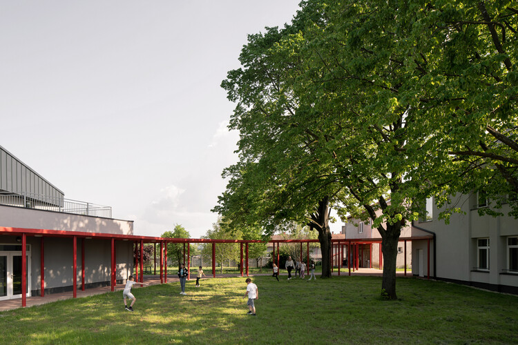 Начальная школа Сентпетерфа / Can Architects — фотография экстерьера, окна