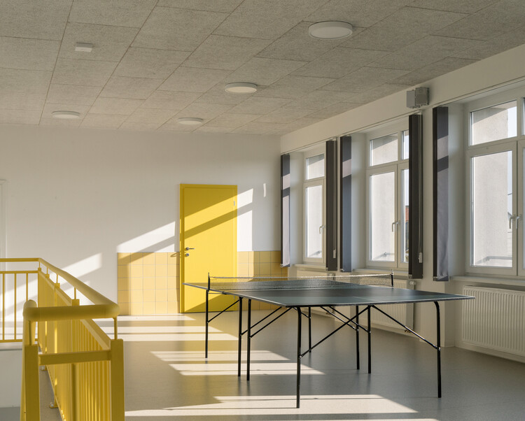 Начальная школа Сентпетерфа / Can Architects - Фотография интерьера, стол, окна, стул