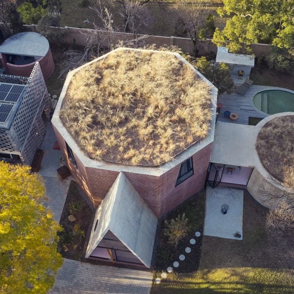 Dezeen Debate представляет собой «сумасшедший, но блестящий» геометрический дом