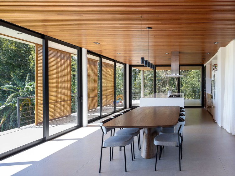 Cruzaltense Residence / VOO® Arquitetura e Engenharia - Фотография интерьера, Столовая, Стол, Стул, Балка