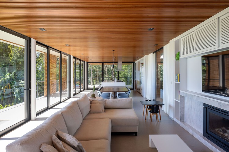 Cruzaltense Residence / VOO® Arquitetura e Engenharia - Фотография интерьера, гостиная, диван, стол, окна, стул, балка