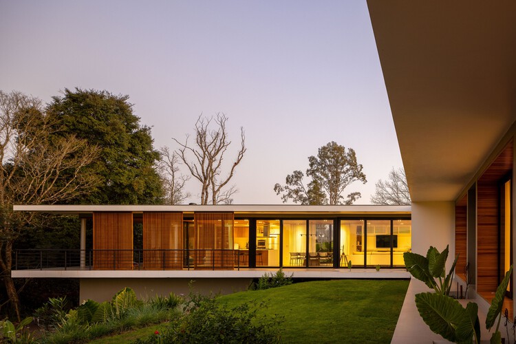 Cruzaltense Residence / VOO® Arquitetura e Engenharia - Экстерьерная фотография, окна, фасад, сад