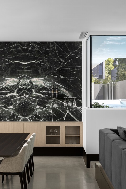 Cloud House / Dean Dyson Architects — Фотография интерьера, стол