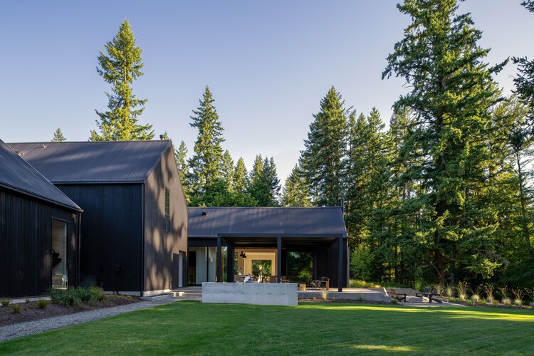 The Trailblazer House / Citizen Design - Экстерьерная фотография, фасад, лес, сад