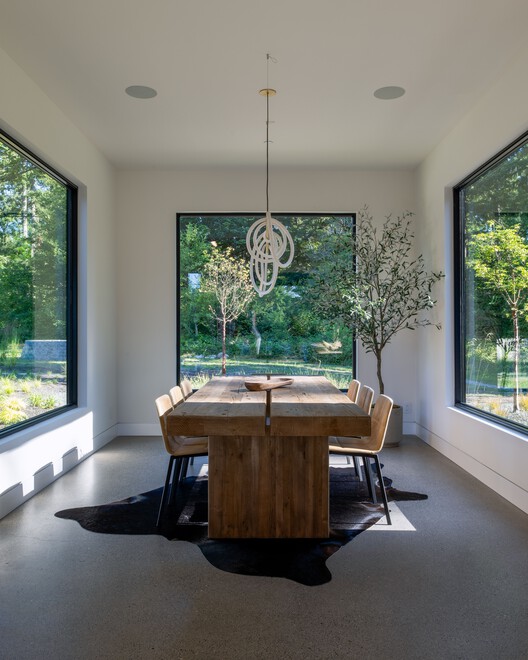 The Trailblazer House / Citizen Design - Фотография интерьера, Столовая, Стол, Окна