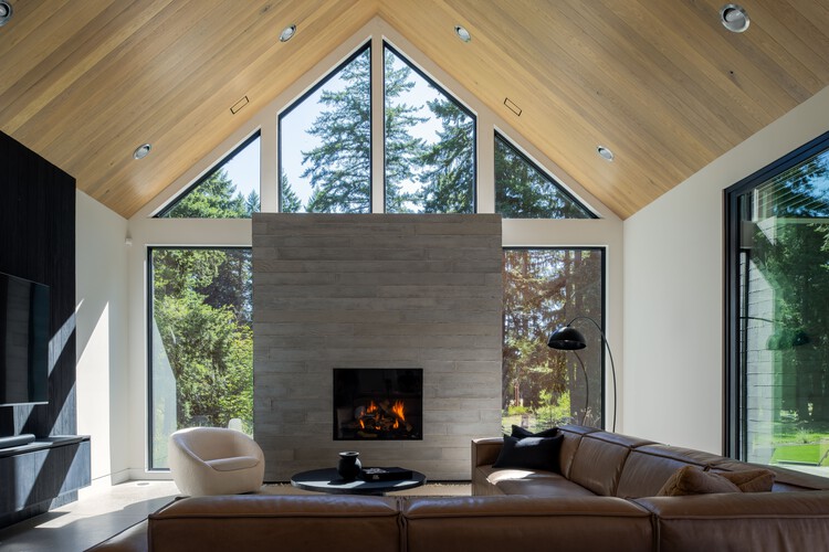 The Trailblazer House / Citizen Design — фотография интерьера, гостиная, окна, балка