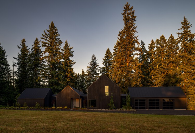 The Trailblazer House / Citizen Design — фотография экстерьера, окна, лес