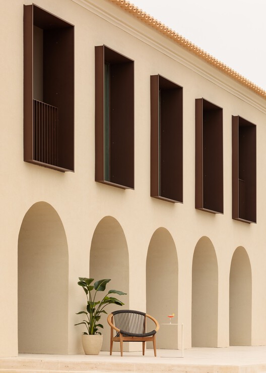 Aethos Ericeira Hotel / Pedra Silva Arquitectos - Фотография интерьера, окна, аркады