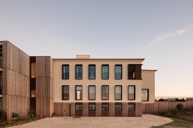 Aethos Ericeira Hotel / Pedra Silva Arquitectos - Фотография экстерьера, окна, фасад
