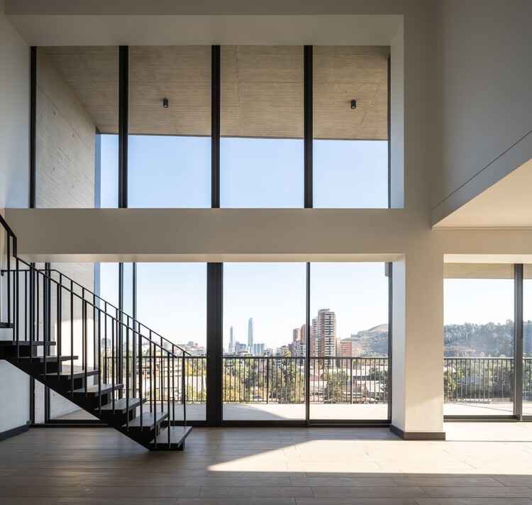 Здание Пуэрта Костанера / Turner Arquitectos - Фотография интерьера, стекло, фасад, перила