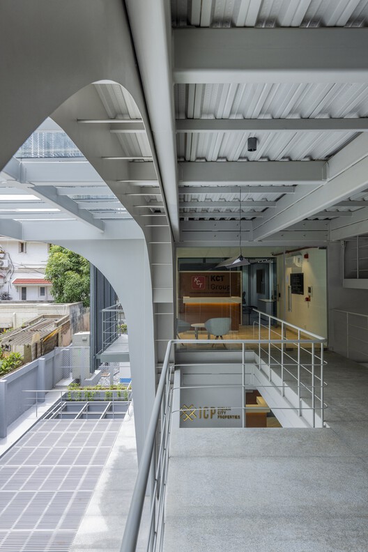 ICP Brunton Central / Mathew and Ghosh Architects - Фотография интерьера, кухня, фасад, перила, балка