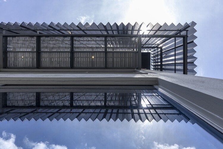 ICP Brunton Central / Mathew and Ghosh Architects — фотография экстерьера, фасад, окна, сталь